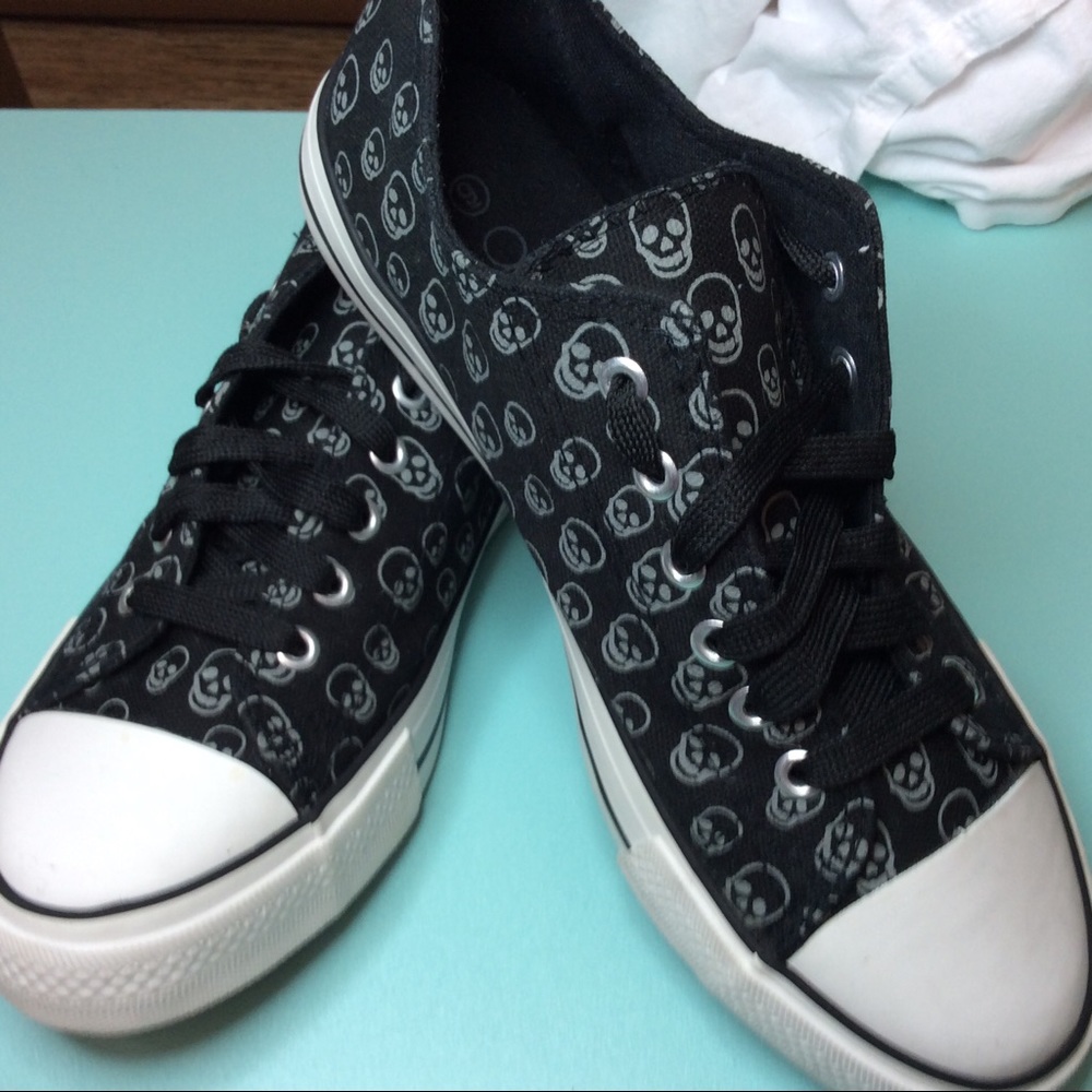 DEB Fashion Sneakers, Skull print size 9M